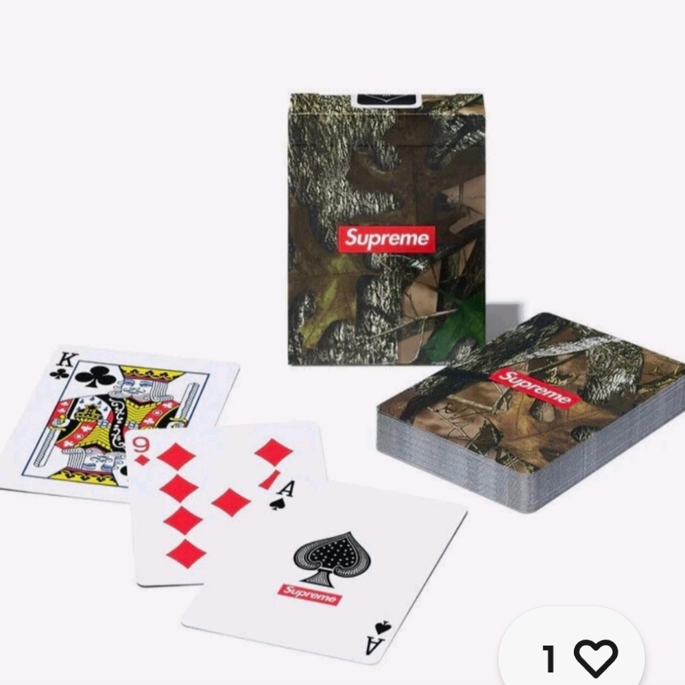 Supreme Green and Red Card Game Set
